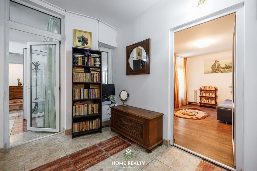 Casă individuală cu 6 camere cu Canalizare în Sud-Vest