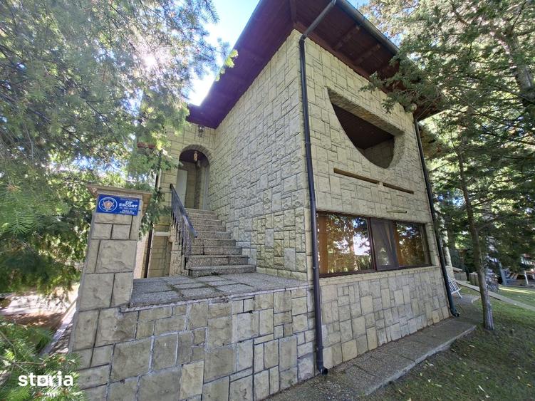 Casă cu 9 camere cu Teren 1000 Mp în Central