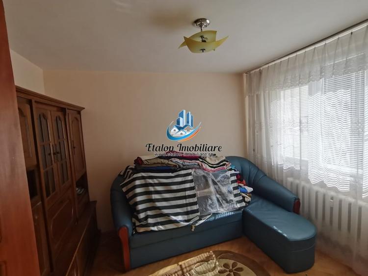 Apartament cu 3 camere decomandat în Periferie