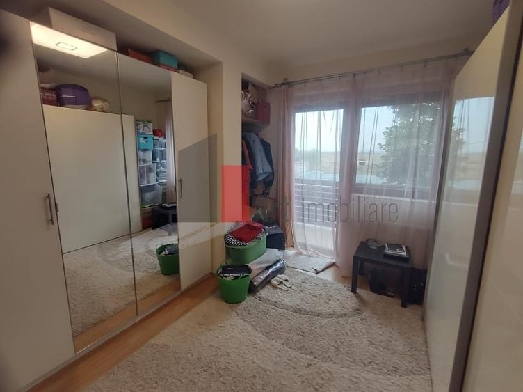 Casă cu 4 camere în Olteni