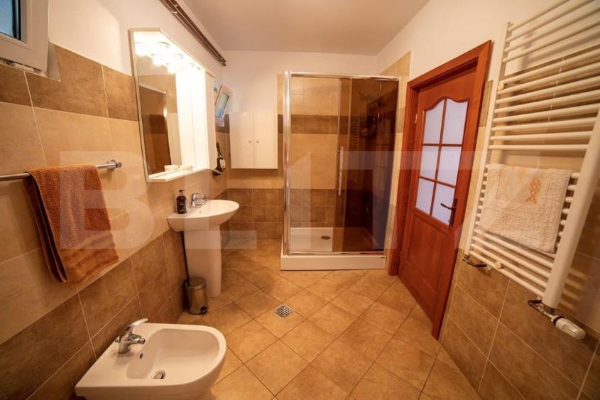 Casă individuală cu 10 camere cu Canalizare în Sânpetru