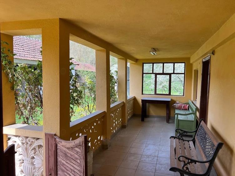Casă cu 4 camere cu Teren 2329 Mp în Sânpetru