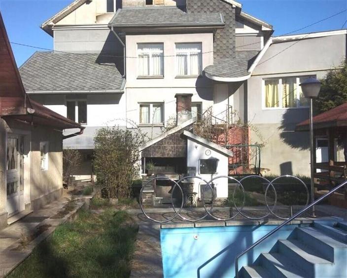Casă individuală cu 7 camere cu Piscina în Ferneziu