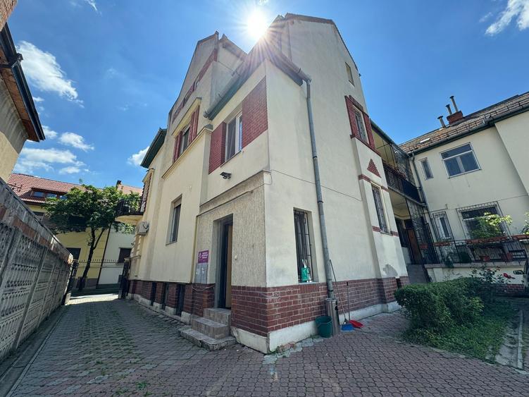 Casă cu 14 camere cu Garaj în Central