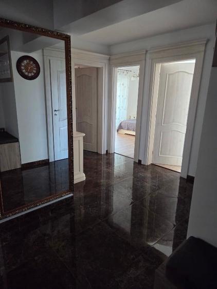 Apartament cu 3 camere decomandat, mobilat în Nicolina