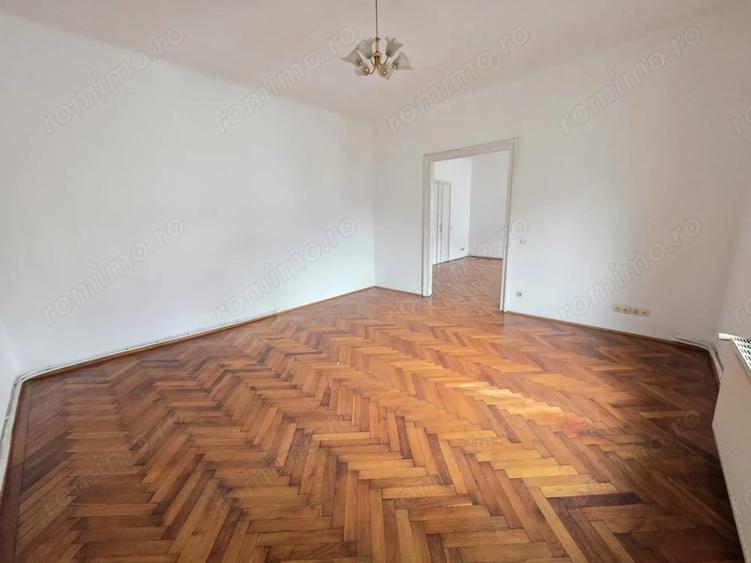 Casă cu 5 camere cu Teren 549 Mp în Ultracentral