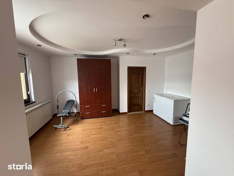 Casă cu 9 camere cu Teren 1200 Mp în Curtești