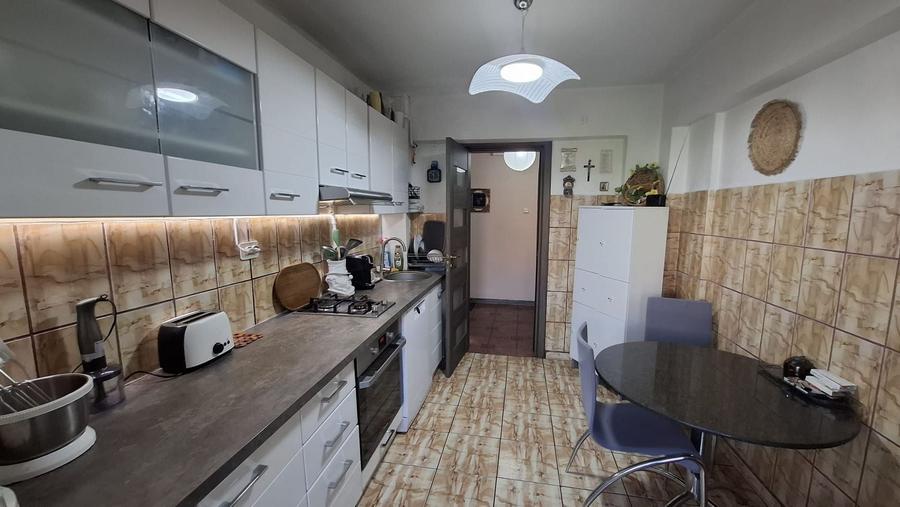 Apartament cu 3 camere decomandat în Sud