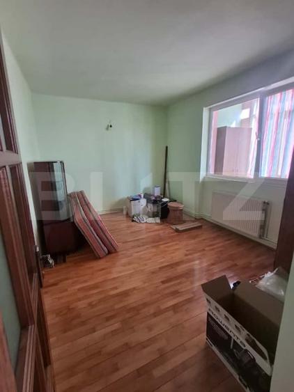 Apartament cu 3 camere semidecomandat, mobilat în Iernut