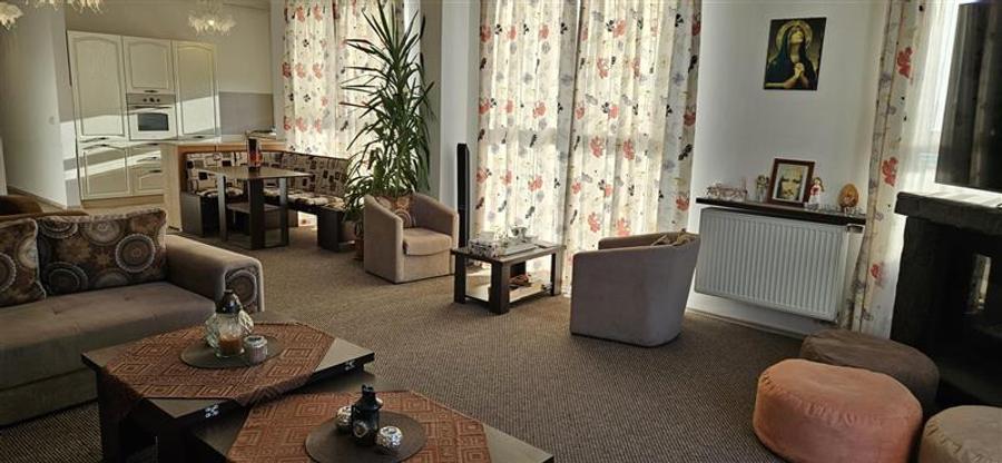 Penthouse cu 2 camere decomandat, mobilat în Avantgarden