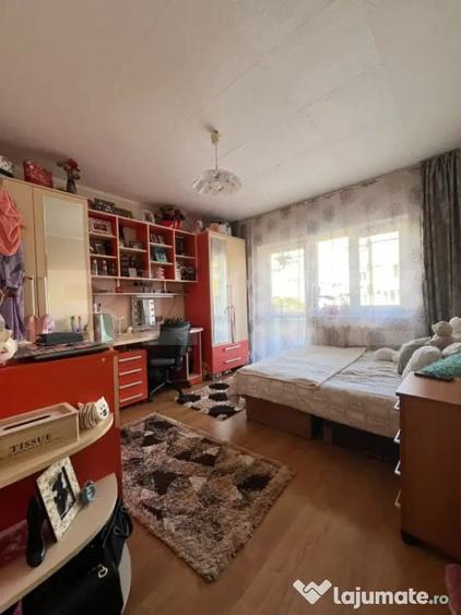 Apartament cu 4 camere decomandat, mobilat în Central