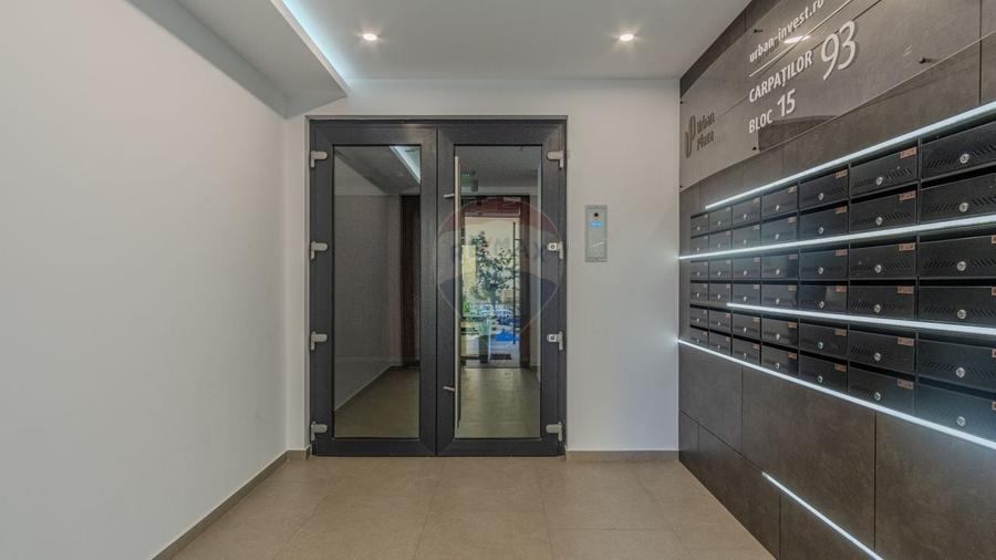 Apartament cu 9 camere decomandat în Astra