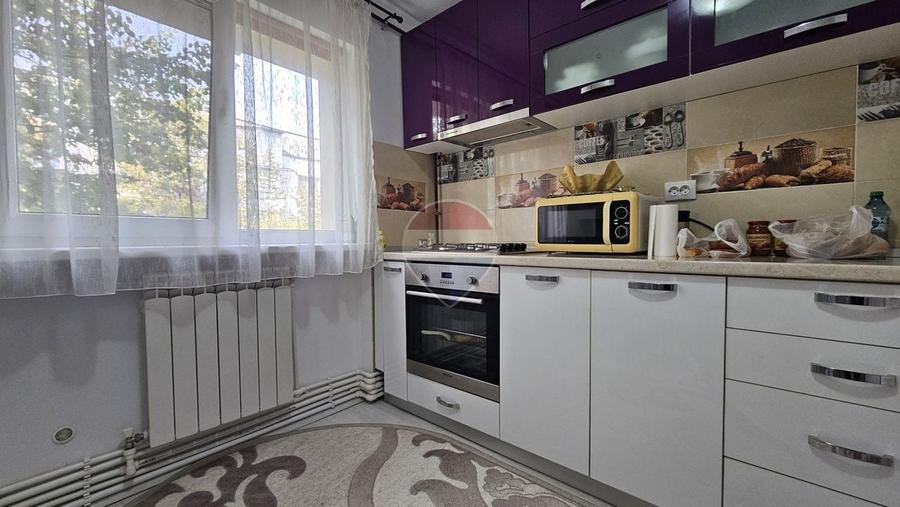 Apartament cu 3 camere semidecomandat, mobilat în Burdujeni