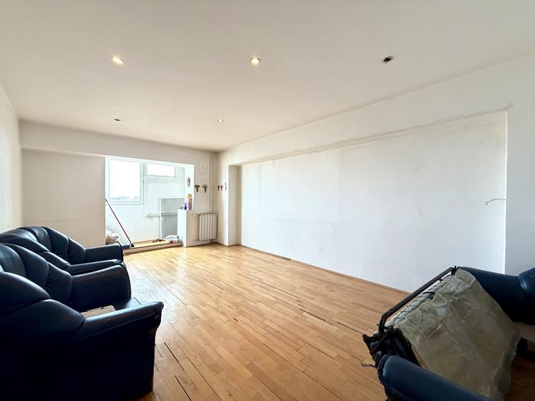 Apartament cu 4 camere semidecomandat în Complex Studențesc