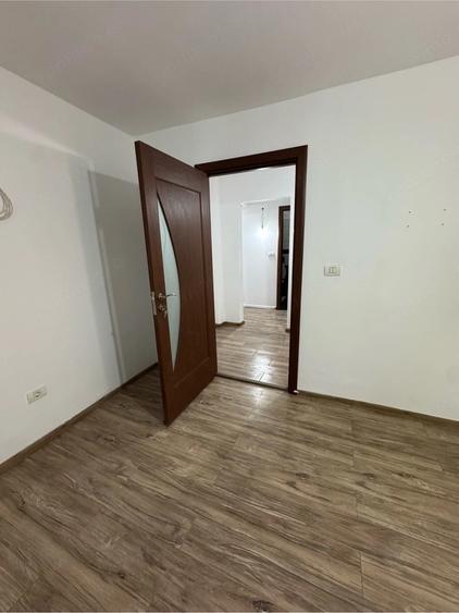 Apartament cu 3 camere decomandat în Girocului