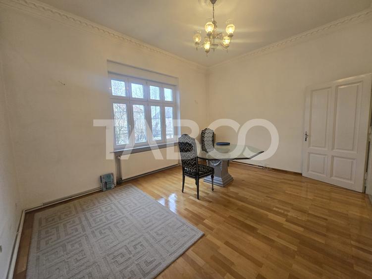 Apartament cu 3 camere semidecomandat, mobilat în Central
