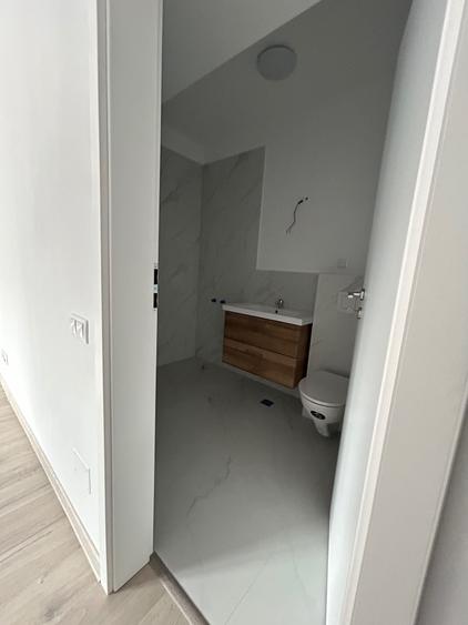Apartament cu 3 camere semidecomandat în Florești