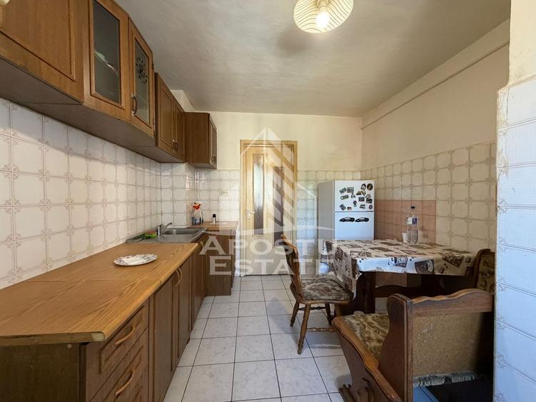 Apartament cu 3 camere decomandat, mobilat în Lipovei