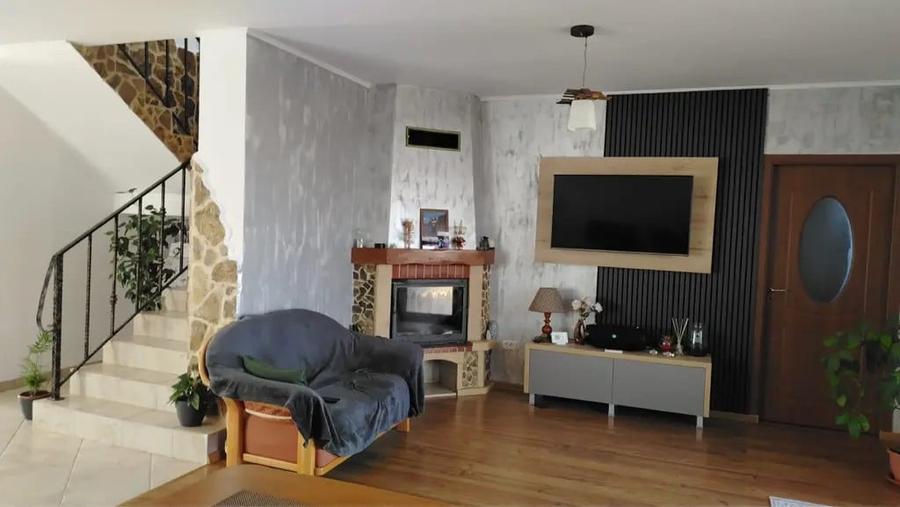 Casă cu 4 camere în Păulești