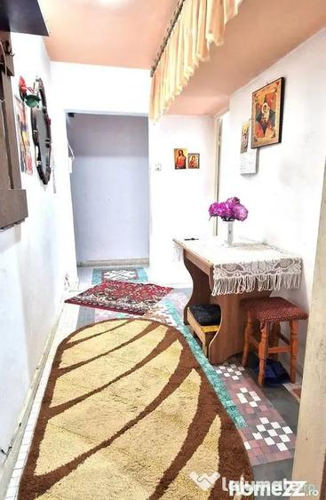 Apartament cu 3 camere semidecomandat în Km 4