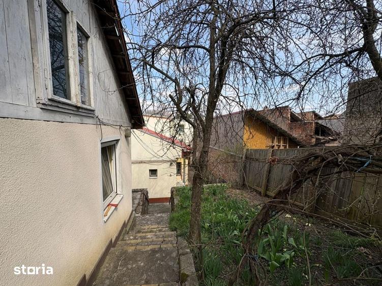 Casă cu 6 camere cu Teren 670 Mp în Central