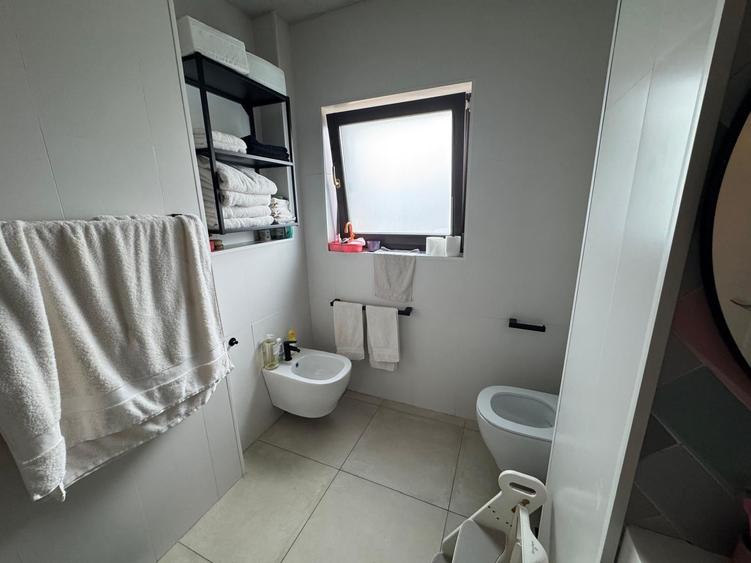 Apartament cu 4 camere semidecomandat în Cotroceni