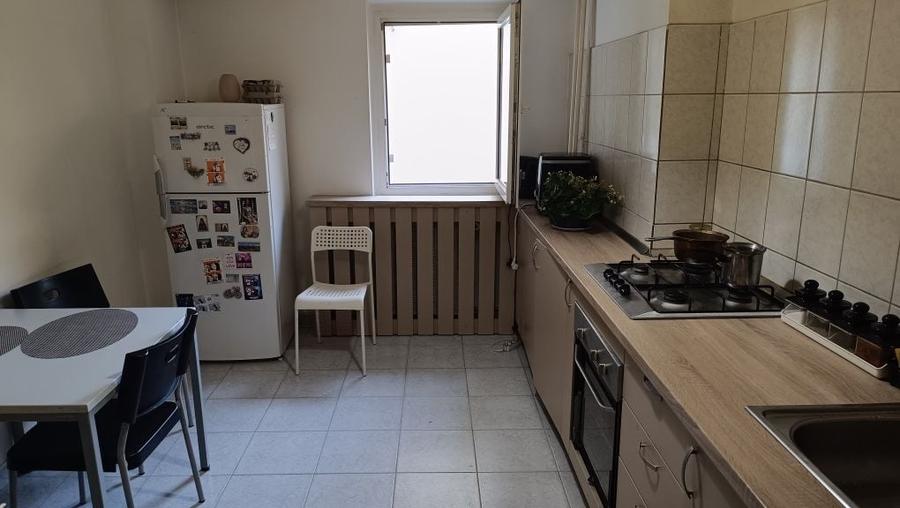 Apartament cu 3 camere decomandat în Tei