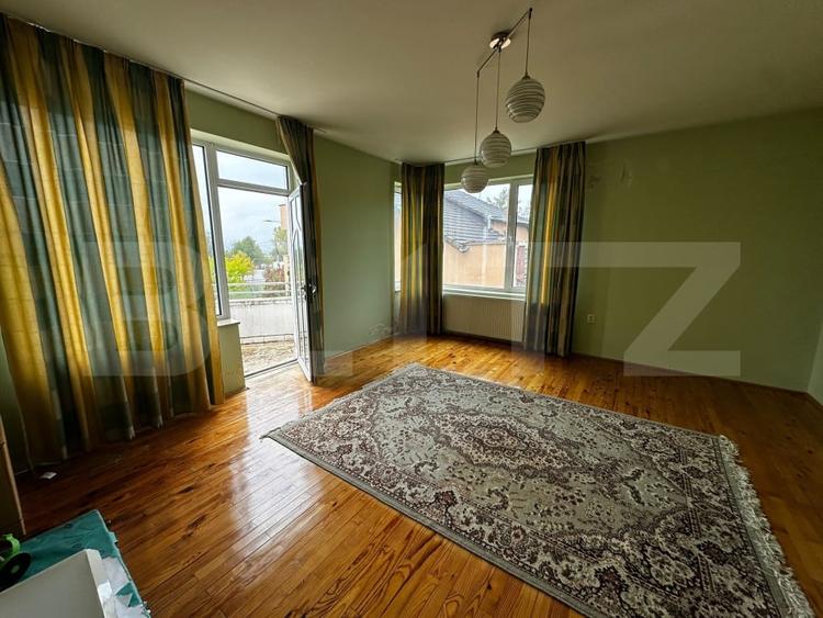 Casă individuală cu 8 camere cu Canalizare în Cetate