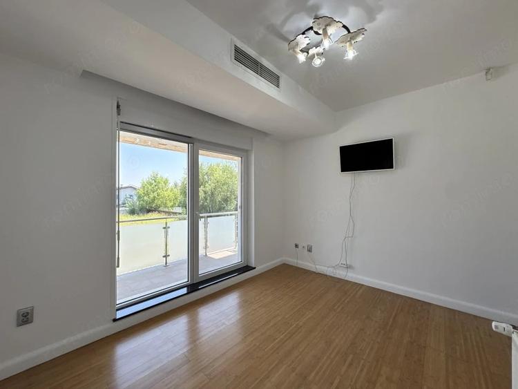 Casă cu 8 camere cu Teren 500 Mp în Odăi