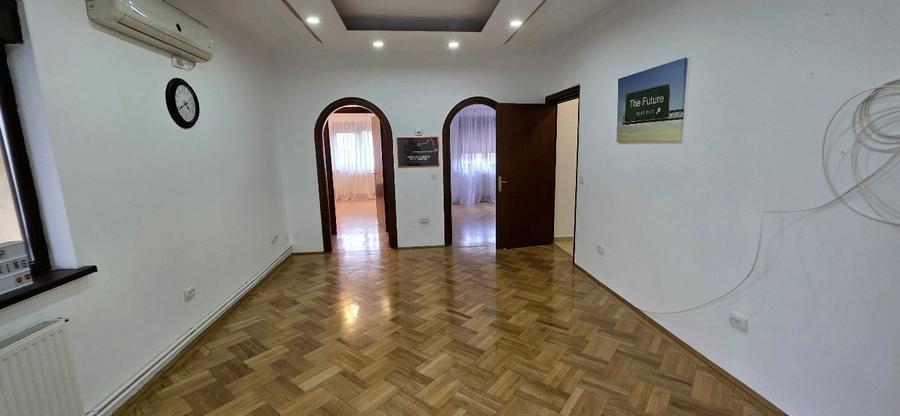 Apartament cu 4 camere decomandat, mobilat în Dacia