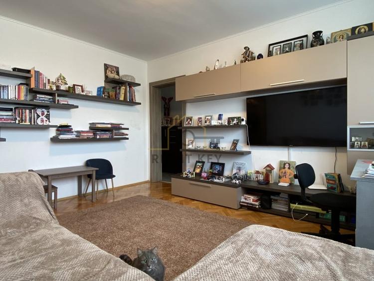 Apartament cu 3 camere semidecomandat, mobilat în Ștefan cel Mare