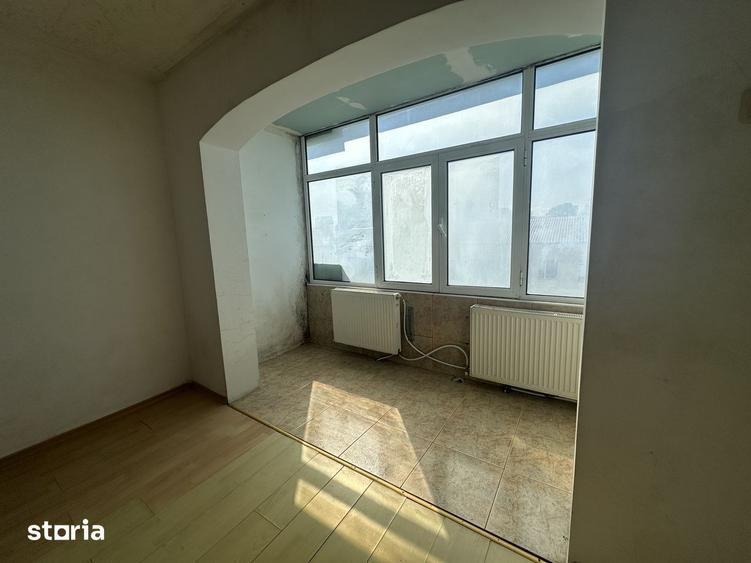 Apartament cu 3 camere semidecomandat în Cornișa
