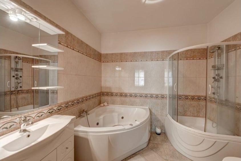 Casă cu 5 camere cu Garaj în Domenii