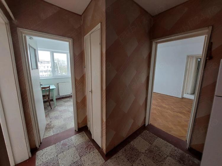 Apartament cu 3 camere semidecomandat în Independenței