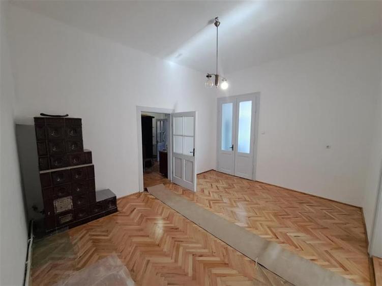 Apartament cu 4 camere semidecomandat, mobilat în Gruia