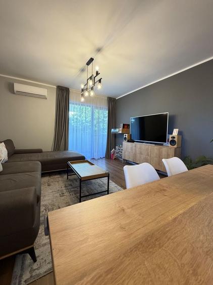 Apartament cu 3 camere semidecomandat, mobilat în Europa