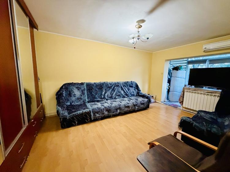 Apartament cu 3 camere decomandat, mobilat în Uverturii