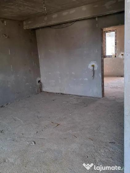 Casă cu 5 camere cu Teren 400 Mp în Malu Mare