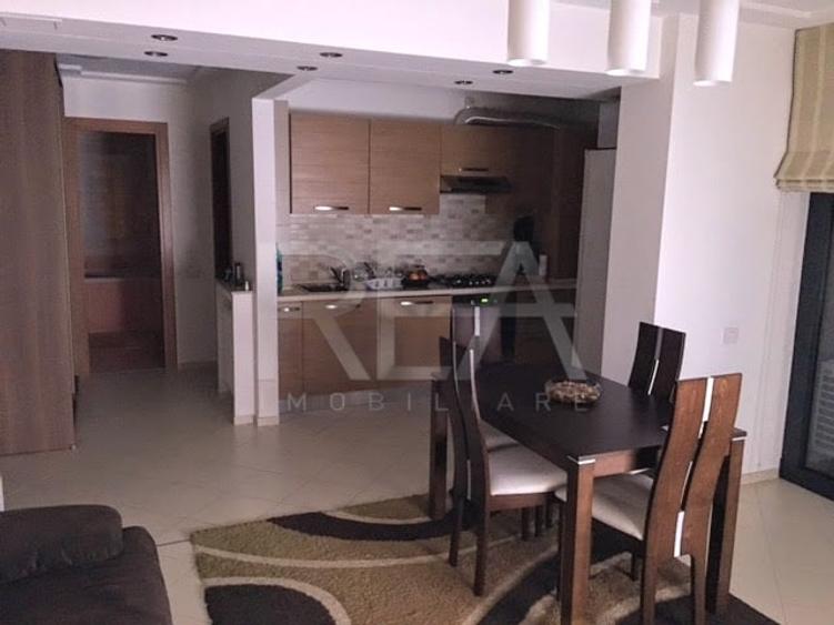 Apartament cu 3 camere semidecomandat, mobilat în Decebal