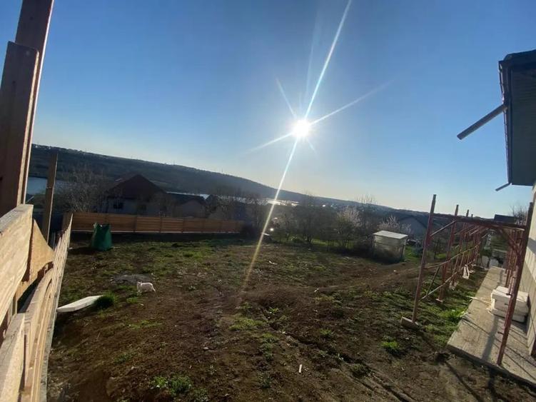 Casă cu 3 camere în Valea Adâncă