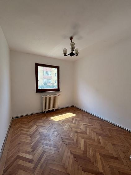 Apartament cu 3 camere semidecomandat în Hipodrom 2