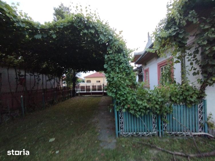 Casă cu 4 camere cu Teren 1400 Mp în Sud