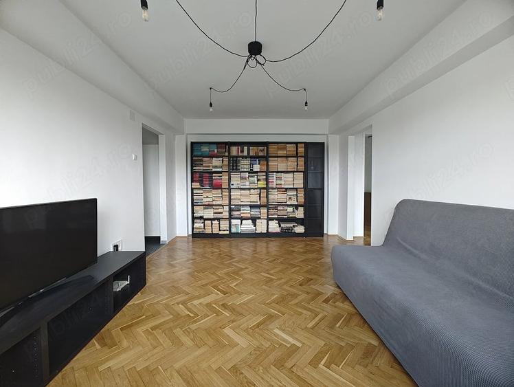 Apartament cu 4 camere semidecomandat în P-ța Victoriei