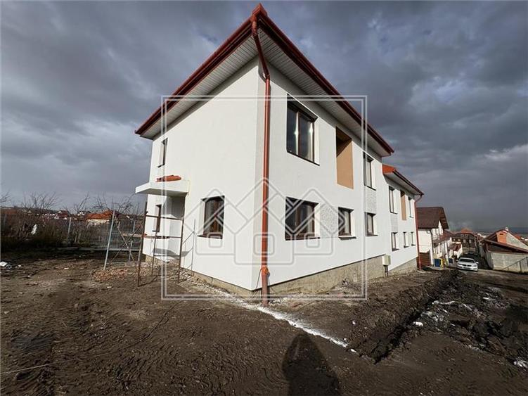 Duplex cu 4 camere cu Canalizare în Șura Mică