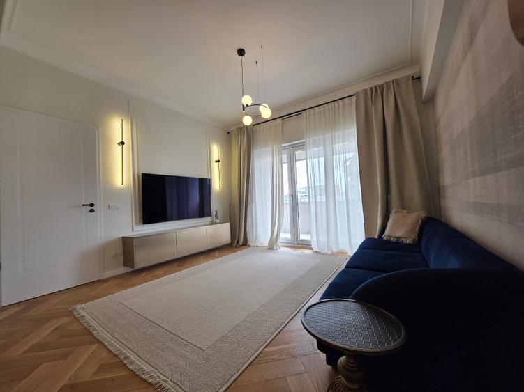 Apartament cu 3 camere semidecomandat în P-ța Romană