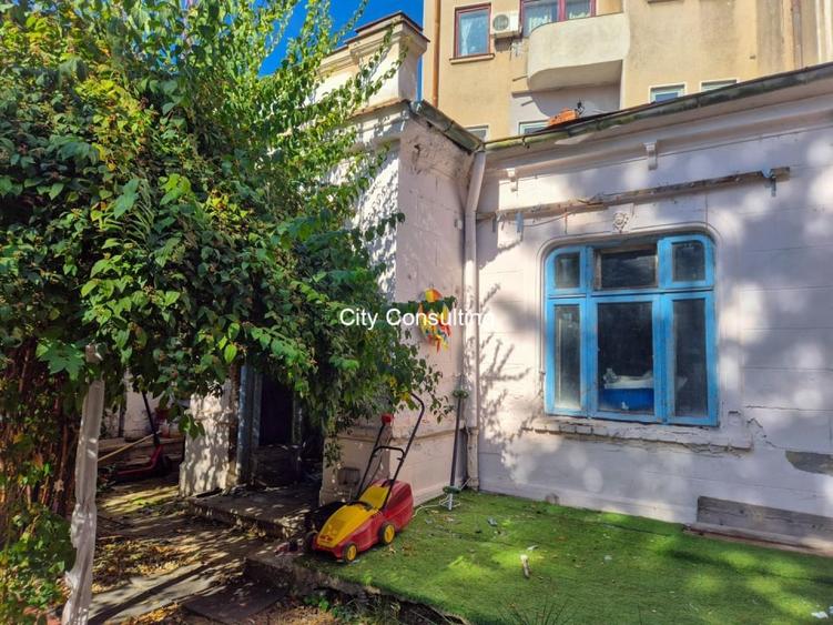 Casă individuală cu 8 camere cu Canalizare în Ultracentral