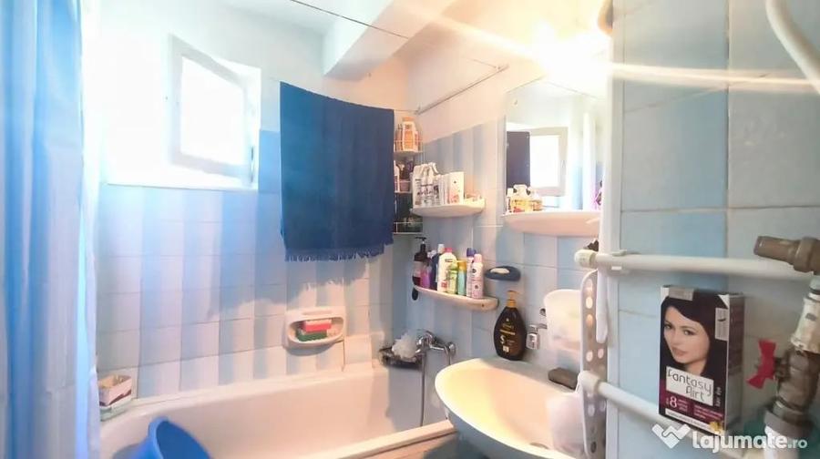 Apartament cu 3 camere semidecomandat în Gojdu