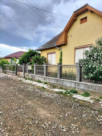 Casă cu 4 camere cu Teren 850 Mp în Central