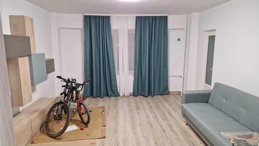 Apartament cu 3 camere decomandat, mobilat în Păcii