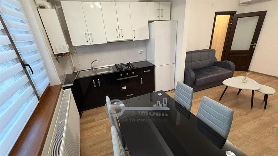 Apartament cu 2 camere semidecomandat, mobilat în Central